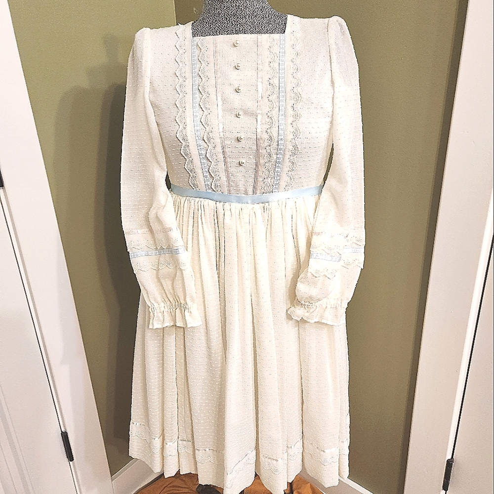 VINTAGE HANDMADE GAMMET STYLE DRESS SIZE XS. RIBBON AND LACE W/ PEARL BUTTONS